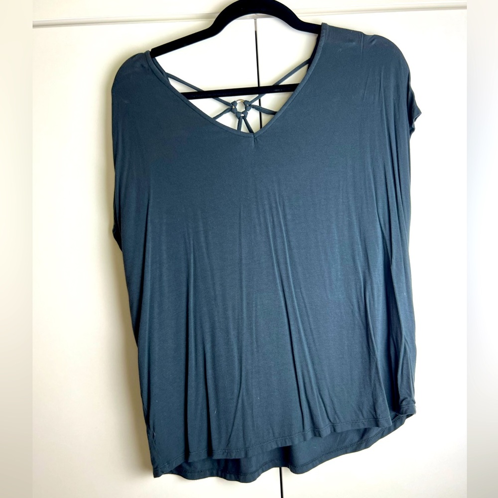 Cute detail on back, navy loose fit shirt